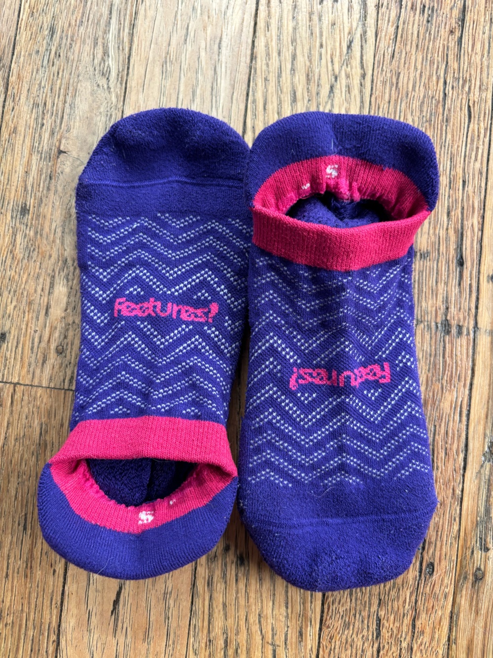 Feetures Low-Cut Socks in Purple with Pink Trim